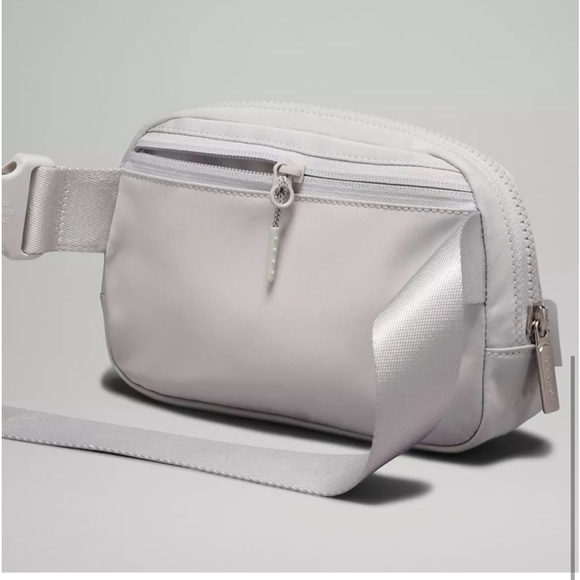 Lululemon | everywhere belt bag| sold out vapor/ Persian violet, NWOT - Picture 5 of 13